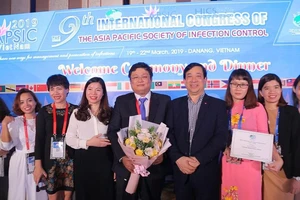 PGS.TS. Lương Ngọc Khuê,Cục trưởng Cục Khám chữa bệnh (Bộ Y tế) cùng đại diện BV nhận giải thưởng