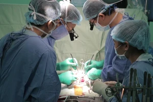 Ekip đang tiến hành phẫu thuật cho bệnh nhân