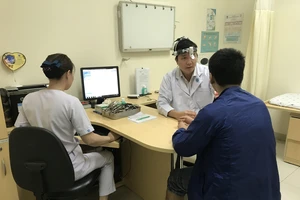 TS. BS. Lý Xuân Quang đang thăm khám cho bệnh nhân
