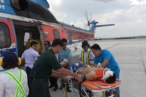 Trực thăng đưa bệnh nhân từ đảo Sơn Ca thuộc quần đảo Trường Sa (tỉnh Khánh Hòa) về đất liền điều trị. Ảnh: Trần Chính