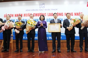 Bệnh viện Đại học Y dược TPHCM đón nhận Huân chương Lao động hạng Nhất