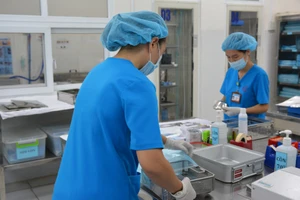 Nhân viên kiểm soát nhiễm khuẩn các dụng cụ chuẩn bị phẫu thuật