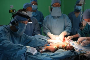 Phẫu thuật tách rời thành công 2 bé gái song sinh dính nhau