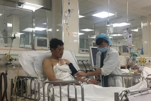Bác sĩ đang thăm khám cho anh Nguyễn Văn Lâm