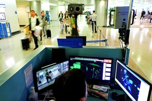 Máy kiểm dịch bên phải, một trong hai máy được đặt trước lối vào làm thủ tục nhập cảnh tại Sân bay Tân Sơn Nhất. Ảnh: HOÀNG HÙNG