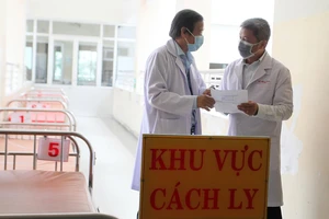 Thứ trưởng Bộ Y tế Nguyễn Trường Sơn (phải) làm việc cùng TS-BS Nguyễn Văn Vĩnh Châu, Giám đốc Bệnh viện Bệnh Nhiệt đới TPHCM (trái). Ảnh: HOÀNG HÙNG