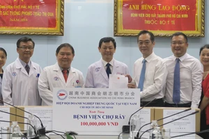 Đại diện Hiệp hội Doanh nghiệp Trung Quốc, chi nhánh TPHCM đã trao tặng Bệnh viện Chợ Rẫy 600 khẩu trang y tế N95 và 100 triệu đồng