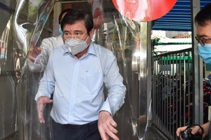 Chủ tịch UBND TPHCM Nguyễn Thành Phong kiểm tra buồng khử khuẩn tại Bệnh viện Quận 11. Ảnh: VIỆT DŨNG