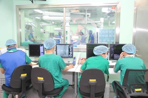 Đội ngũ y bác sĩ tiến hành phẫu thuật cho bệnh nhân