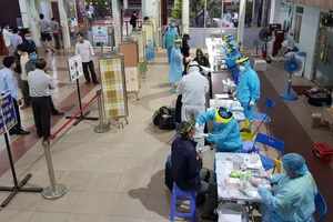 Nhân viên y tế lấy mẫu xét nghiệm tại Ga Sài Gòn vào sáng 11-4