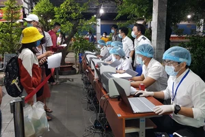 Lấy mẫu xét nghiệm hành khách tại Ga Sài Gòn