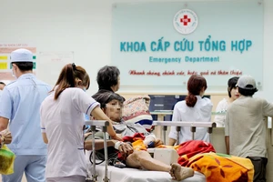 Các bác sĩ khoa cấp cứu Bệnh viện Nhân dân 115 đang tích cực chăm sóc, điều trị cho bệnh nhân