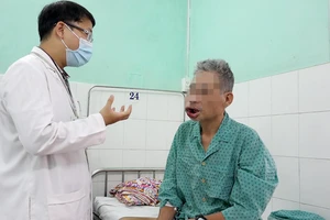 Bác sĩ đang thăm khám cho bệnh nhân
