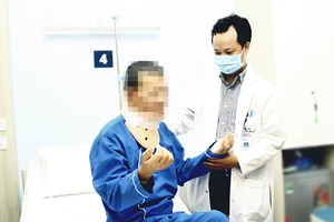 Bác sĩ đang thăm khám cho bệnh nhân sau phẫu thuật