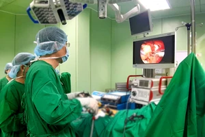 Bác sĩ Nguyễn Thế Toàn đang tiến hành phẫu thuật cho bệnh nhân