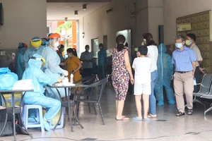 Ngành y tế lấy mẫu xét nghiệm tại chung cư Thái An, quận 12
