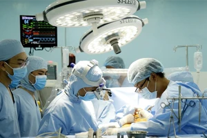 Các bác sĩ tiến hành phẫu thuật cho bệnh nhân 