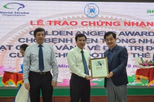 PGS-TS Nguyễn Huy Thắng, Phó Chủ tịch Hội Đột quỵ Việt Nam (bìa phải) trao giấy chứng nhận tiêu chuẩn vàng quốc tế về điều trị đột quỵ cho Bệnh viện Thống Nhất
