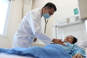 Bác sĩ kiểm tra tình trạng sức khỏe của người bệnh sau khi phẫu thuật