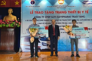Ông Trần Tựu, Chủ tịch Hội đồng quản trị, Tổng giám đốc Công ty Savipharm trao thiết bị phòng chống dịch cho Trung tâm cấp cứu 115 và Trung tâm kiểm soát bệnh tật TPHCM