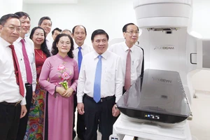 Chủ tịch UBND TPHCM Nguyễn Thành Phong cùng các đại biểu tham quan hệ thống máy xạ trị mới nhất tại Bệnh viện Ung bướu TPHCM cơ sở 2. Ảnh: HOÀNG HÙNG