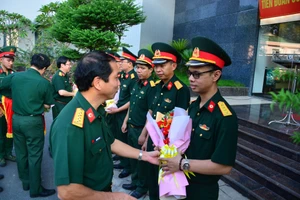 Đại tá, TS-BS Trần Quốc Việt, Phó Giám đốc Bệnh viện Quân y 175 động viên nhân viên lên đường