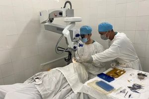 Ê kíp bác sĩ Bệnh viện Nguyễn Trãi đang thay giác mạc cho bệnh nhân