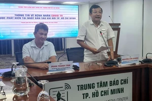 Bác sĩ Phan Thanh Tâm (ngồi) thông tin tại buổi họp báo
