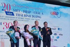 GS-TS Nguyễn Tấn Bỉnh, Giám đốc Sở Y tế TPHCM tặng hoa chúc mừng các cá nhân tổ chức thành công Hội nghị sản phụ khoa Việt – Pháp - Châu Á - Thái Bình Dương qua các năm 