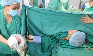 Sau 15 tuần can thiệp, điều trị tích cực, thai phụ được các bác sĩ Bệnh viện Hùng Vương tiến hành mổ bắt thai lúc 35 tuần