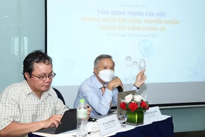 Bác sĩ Trương Hữu Khanh (Bệnh viện Nhi đồng 1) và PGS-TS-BS Trần Ngọc Hữu, nguyên Viện trưởng Viện Pasteur TPHCM chia sẻ tại buổi tọa đàm