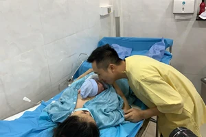 Vợ chồng sản phụ Phạm Thị Thanh Nhi hạnh phúc bên con trai sinh đúng thời khắc giao thừa 2021