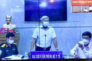 Thứ trưởng Bộ Y tế Nguyễn Trường Sơn phát biểu tại đầu cầu văn phòng đại diện Bộ Y tế