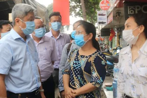 PGS-TS Nguyễn Trường Sơn, Thứ trưởng Bộ Y tế thăm hỏi người dân tại khu vực phong tỏa cách ly tại hẻm 251 Quang Trung, phường 10, quận Gò Vấp