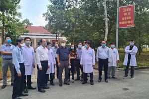 Thứ trưởng Bộ Y tế Nguyễn Trường Sơn thăm hỏi động viên đội ngũ y bác sĩ Bệnh viện Bệnh lý hô hấp cấp tính Củ Chi
