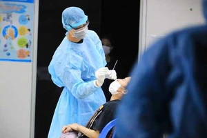 Nhân viên y tế tiến hành lấy mẫu phết họng cho người dân