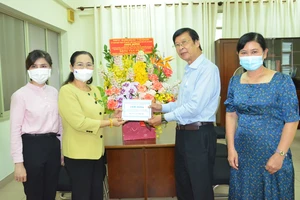 Phó Bí thư Thành ủy, Chủ tịch HĐND TPHCM Nguyễn Thị Lệ thăm, chúc mừng GS-TS-BS Đặng Vạn Phước