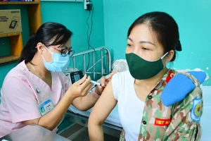  Cán bộ, chiến sĩ Bệnh viện Dã chiến 2.3 được tiêm vaccine Covid-19 trước khi lên đường đến Nam Sudan làm nhiệm vụ. Ảnh: TRẦN CHÍNH
