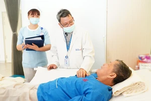 Bác sĩ Nguyễn Hữu Hậu đang thăm khám cho người bệnh