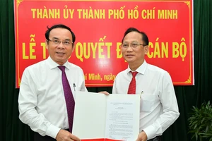 Bí thư Thành ủy TPHCM Nguyễn Văn Nên trao quyết định cho đồng chí Trần Văn Nam. Ảnh:VIỆT DŨNG