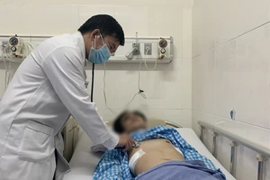 Bác sĩ đang thăm khám cho bệnh nhân trước khi xuất viện