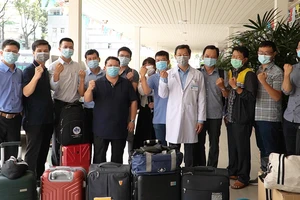 Đội phản ứng nhanh Bệnh viện Chợ Rẫy với 13 thành viên lên đường chi viện cho tỉnh Kiên Giang vào sáng 19-4