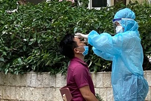 Nhân viên y tế lấy mẫu cho người dân cư ngụ tại Chung cư SunVeiw Town, Thành phố Thủ Đức Ảnh: CAO THĂNG