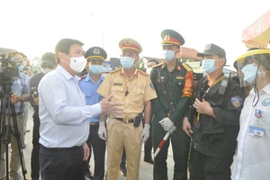 Lãnh đạo TPHCM thăm, động viên lực lượng làm việc tại các chốt phòng chống dịch Covid-19
