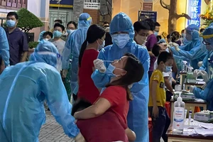 Nhân viên y tế lấy mẫu xét nghiệm cho người dân phường 15, quận Gò Vấp