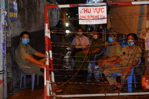 Lực lượng chức năng trực chốt phong tỏa các con hẻm liên thông tại phường 15, quận Bình Thạnh vào khuya 2-6