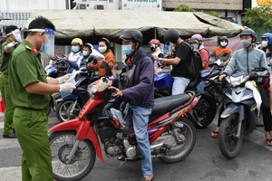 Kiểm soát người dân ra vào quận Gò Vấp tại chốt Phan Văn Trị - Phạm Văn Đồng