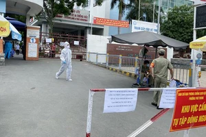 Bệnh viện quận Tân Phú bị phong tỏa trước đó. Ảnh: CAO THĂNG