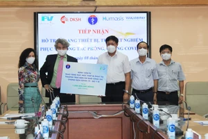 Thứ trưởng Bộ Y tế Đỗ Xuân Tuyên nhận bảng tượng trưng từ Bệnh viện FV