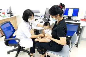 Người dân đưa trẻ đi tiêm chủng tại VNVC Bình Phước